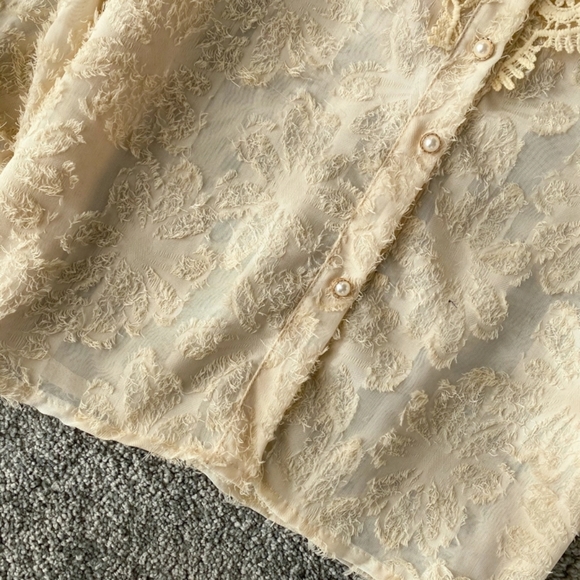 🍒NWT🍒 TEXTURED PARISIAN CHIC BLOUSE - Picture 6 of 7